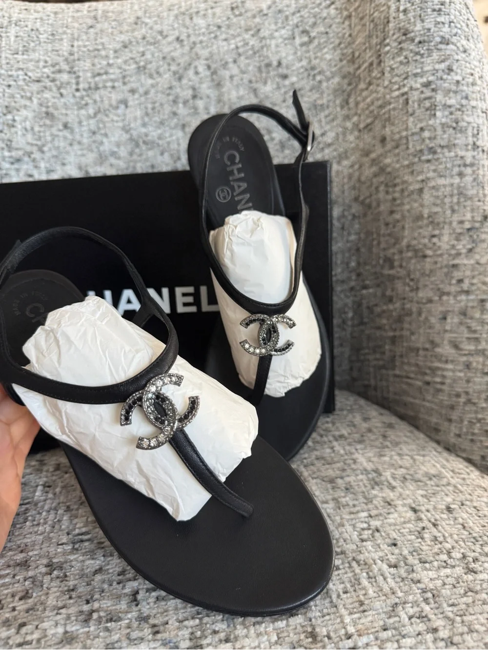Chanel Black Leather T-Strap Thong Sandals CC Embellished Crystal Logo